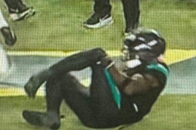 TRAGIC: Dolphins’ Tyreek Hill Gruesomely Snaps His Leg, Carted Off In Air Cast vs. Jets on MNF [VIDEO]