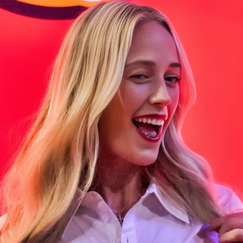 Sophie Cunningham Makes Her Backside Bounce In Wild “Jet2Holiday